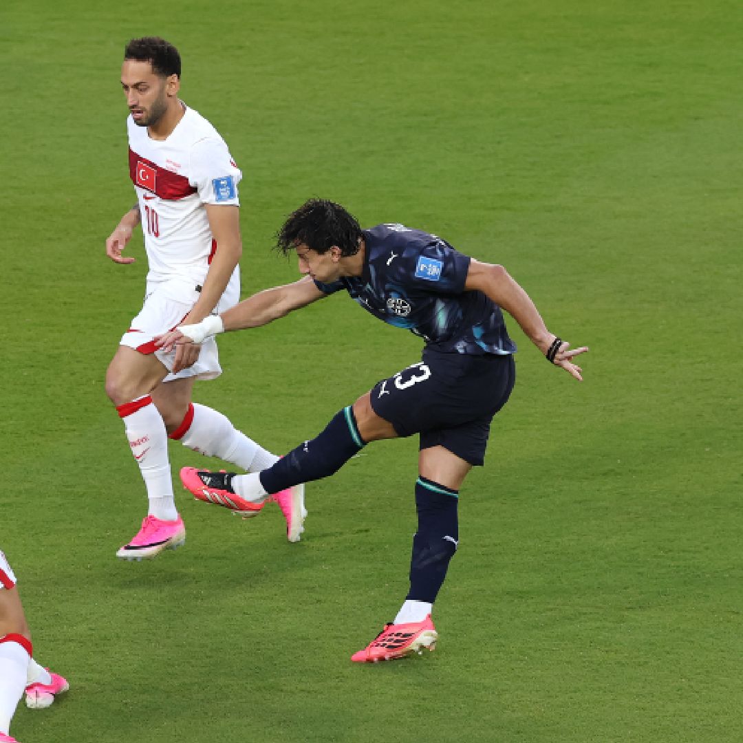 Matías Galarza #23 de Paraguay dispara para marcar el primer gol de su equipo durante el partido del Grupo D de la Copa Mundial de la FIFA 2026 entre Turquía y Paraguay en el Estadio del Área de la Bahía de San Francisco. Foto: AFP
